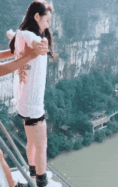 搞笑GIF:走路不要玩手機,沒有人出來你不就走進男廁所了美女