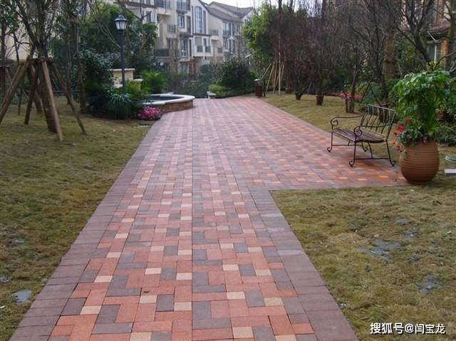 西安任昊和建材分享人行道透水磚配套提升工期短改善城市形象

