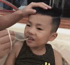 搞笑GIF:廢了半天的功夫,終於把手機給拿了出來