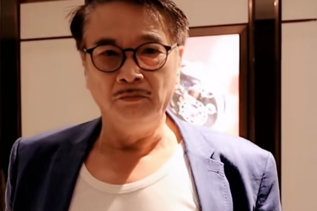 67岁吴孟达老当益壮,腹部圆鼓鼓像孕妇肚子,关之琳夸他