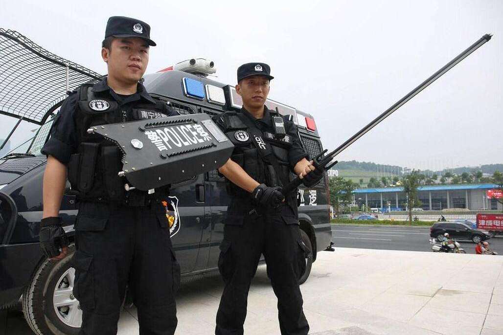 中国警察身背"大宝剑"巡逻,为啥还在用冷兵器?
