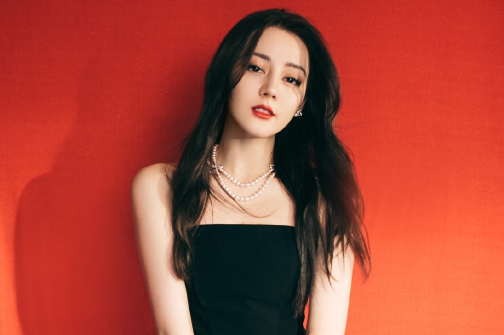 迪丽热巴"倒三角"身材好吸睛,抹胸礼裙配流苏,美得野性又霸气