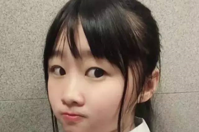 搞笑gif趣图:长相稚嫩的女生有什么特点…哈哈哈网友:以为我未成年