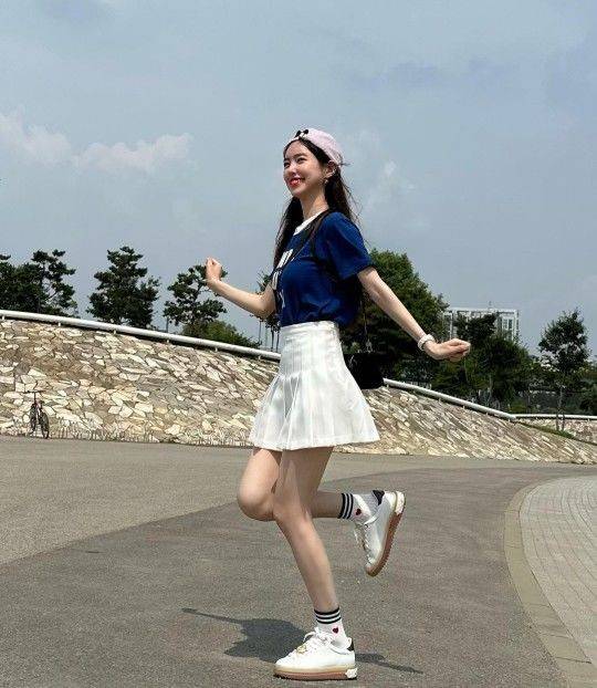 韩国女艺人陈世妍晒游玩美照 笑容超甜沐浴春风