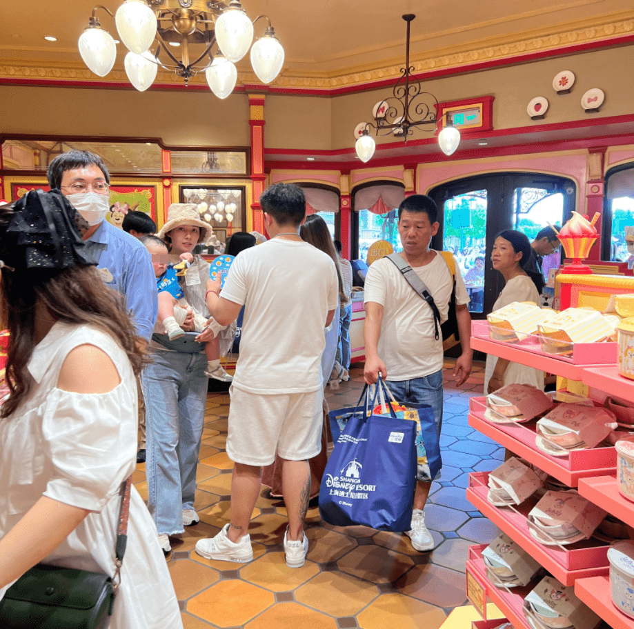 向佐郭碧婷带孩子游迪士尼被偶遇 一家人其乐融融