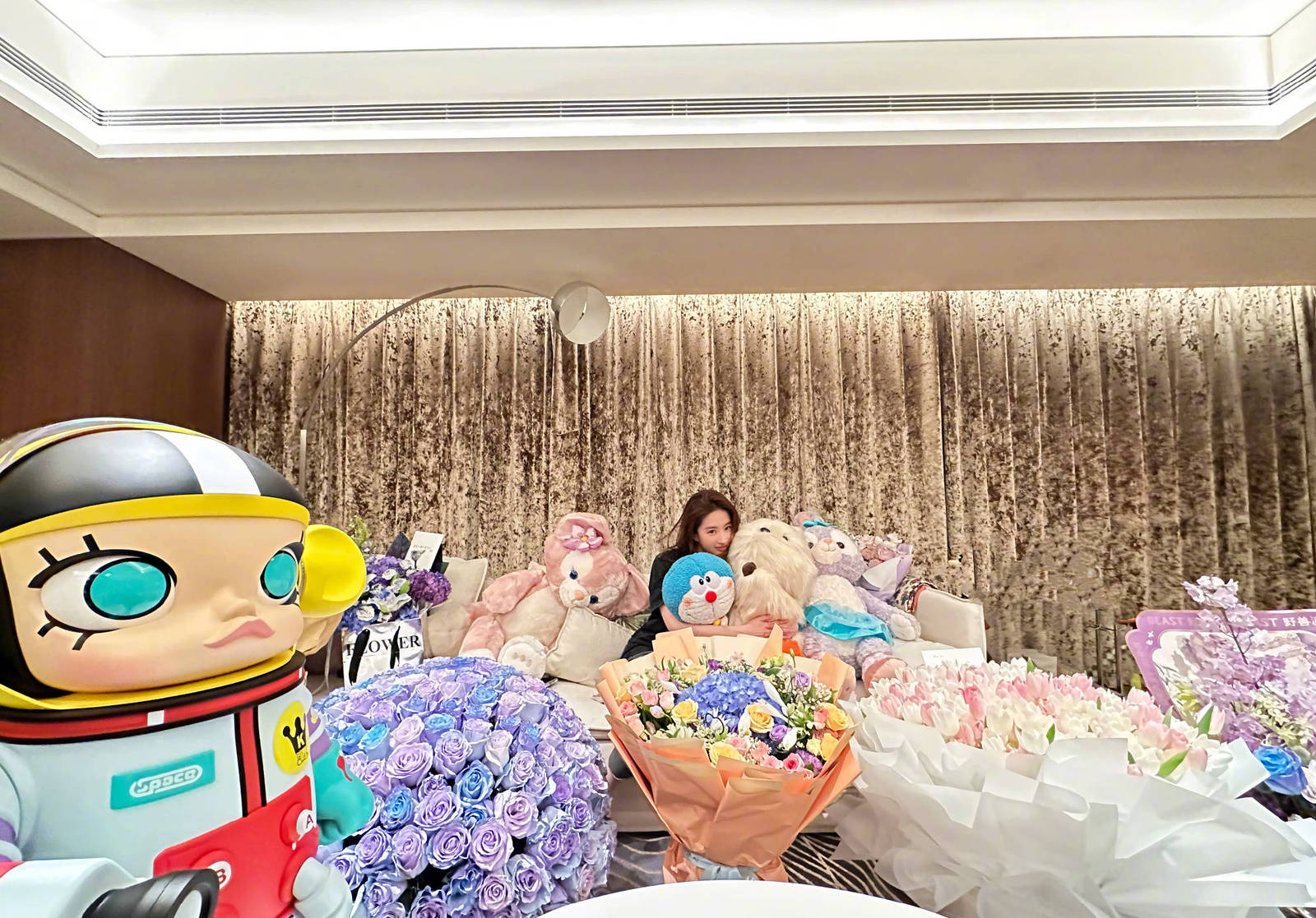 刘亦菲晒36岁生日庆祝照 手捧精致玩偶公主范满满