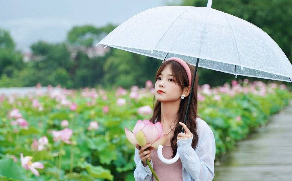 王冰冰晒夏日采莲写真照 戴粉色发箍撑伞漫步好美-沐风文化