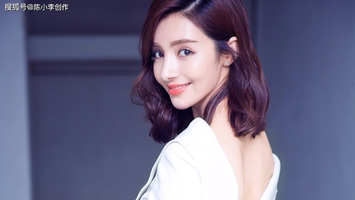 异域风情美女麦迪娜写真，喜欢她阳光甜美的气质。