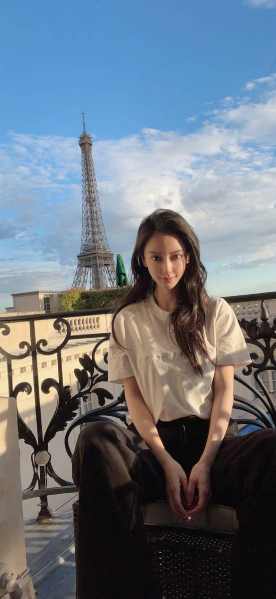 Baby晒出与巴黎铁塔合照 长发蓬松神色休闲慵懒