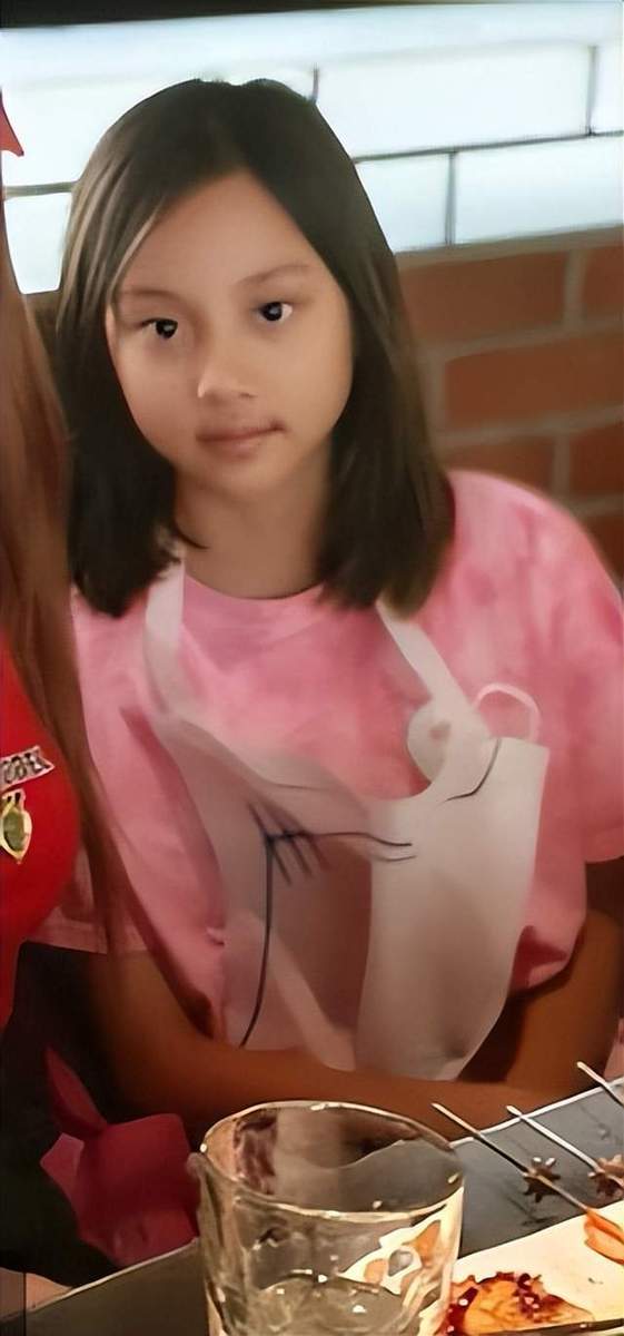 李小璐穿红色背心仿若少女 与甜馨母女同框似姐妹