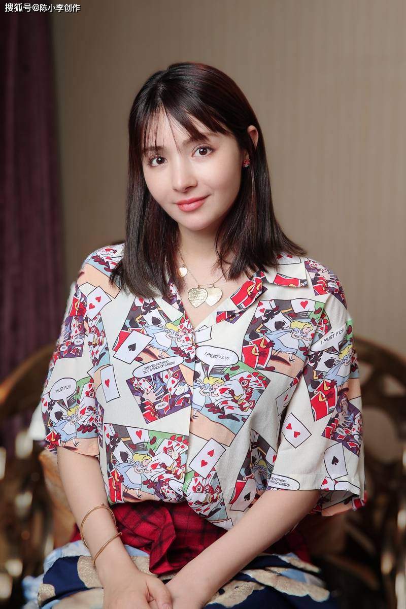 异域风情美女麦迪娜写真，喜欢她阳光甜美的气质。