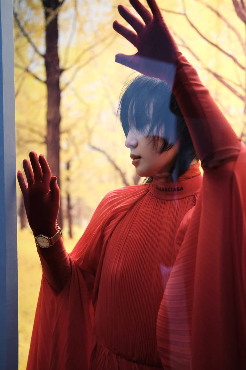 周笔畅晒写真照高级感满满 风格独特表现力超强