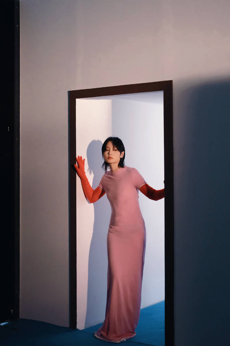 周笔畅晒写真照高级感满满 风格独特表现力超强