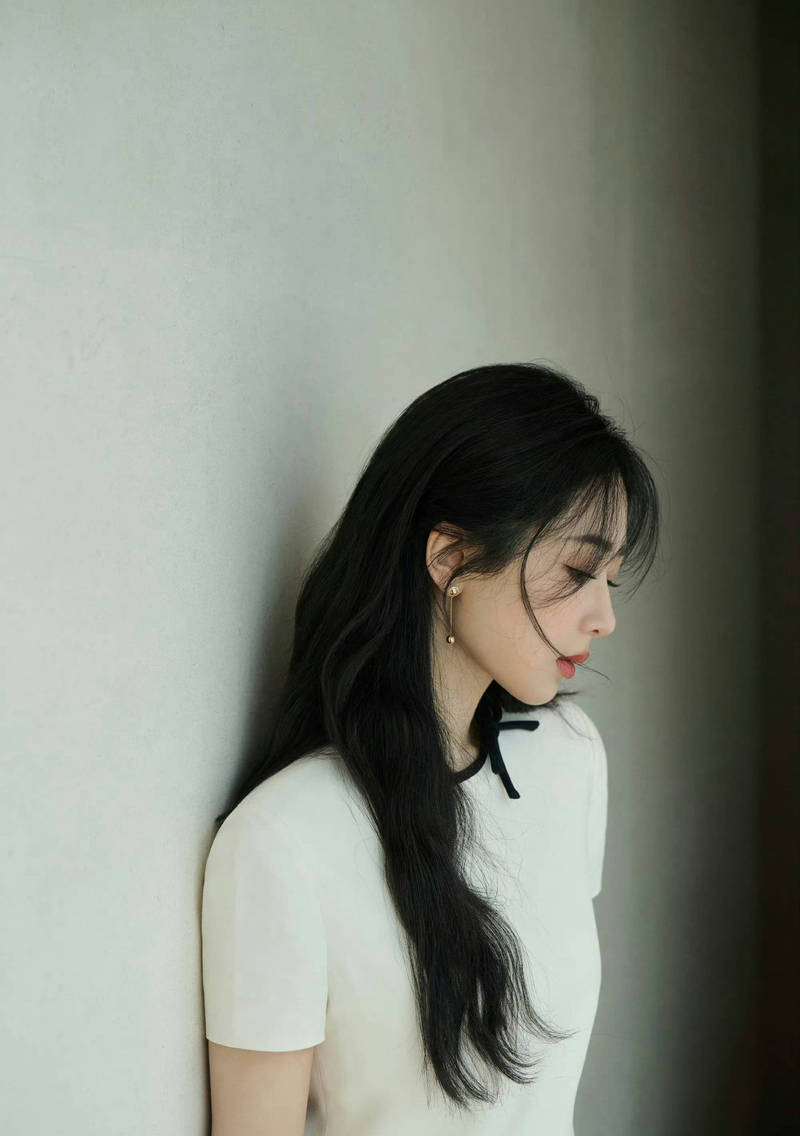 杨紫温柔淑女风造型宛如公主 眼神灵动元气满满