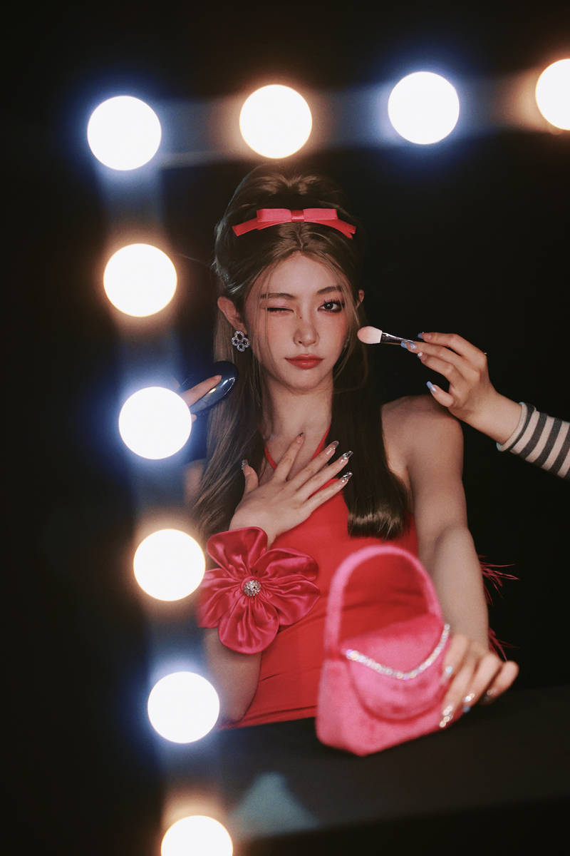 粉红人间芭比！许佳琪上海时装周后台照公开