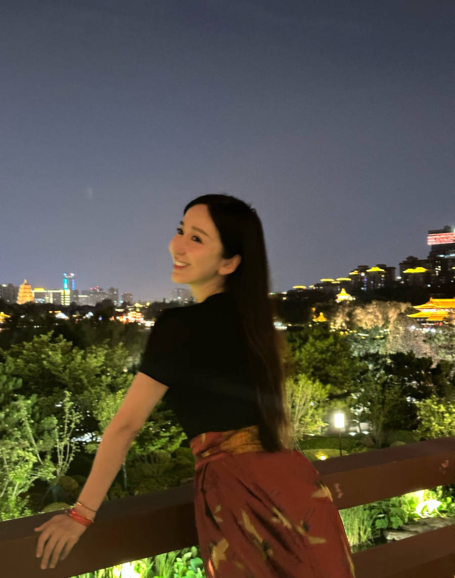 娄艺潇晒西安夜景随拍 穿马面裙秀发飘逸优雅温柔