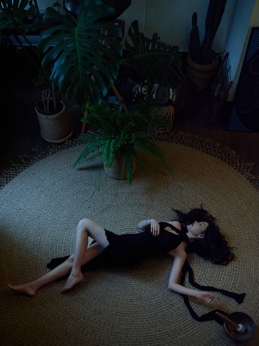 张天爱亮相上海时装周，镂空黑裙造型轻熟温柔