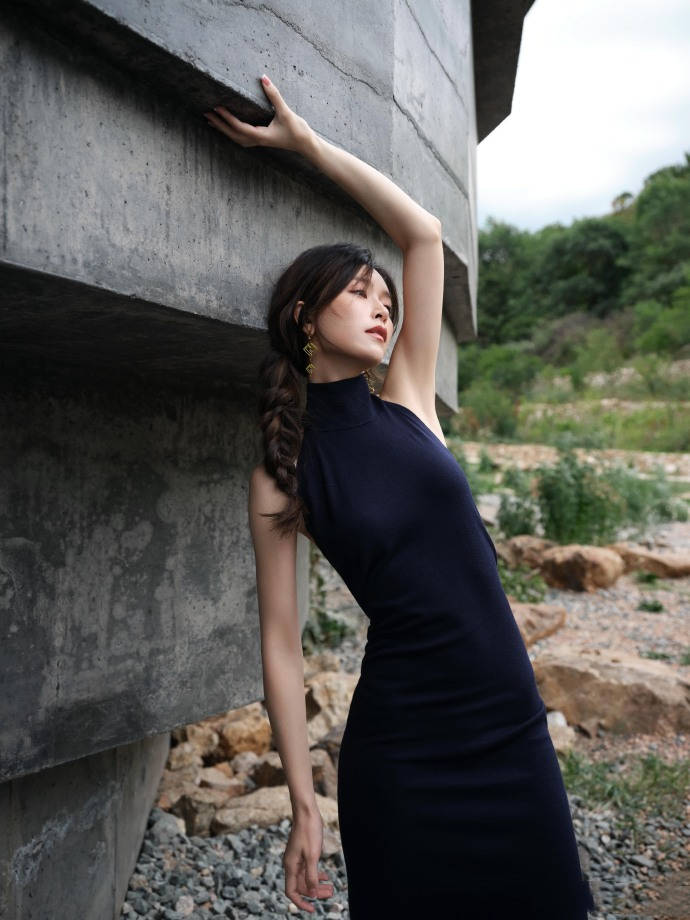 文咏珊麻花辫搭黑长裙超妩媚 大露美背狂秀好身材