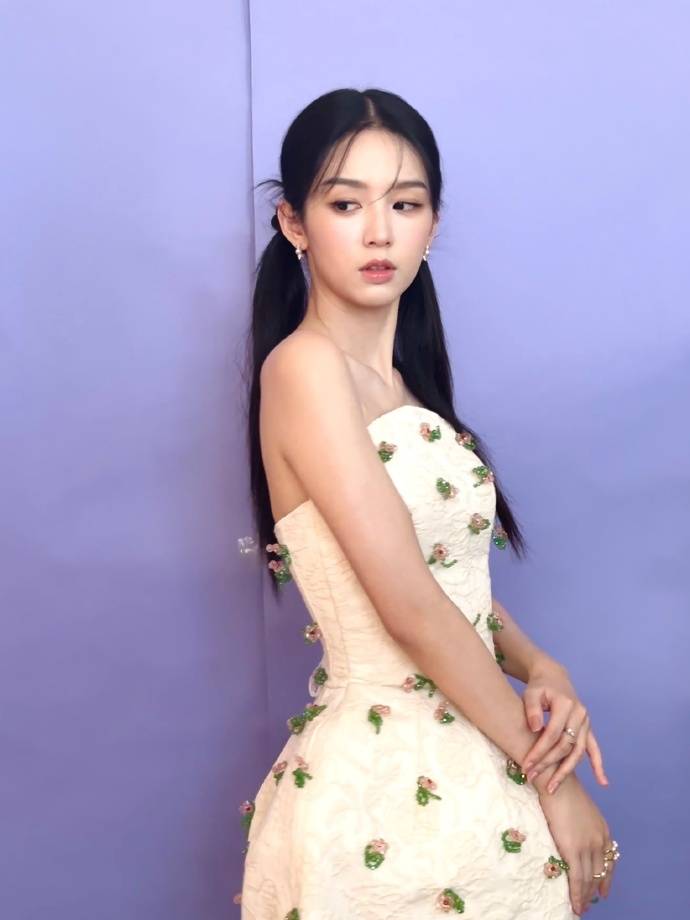 周也晒双马尾公主风造型写真 穿碎花白裙青春可爱