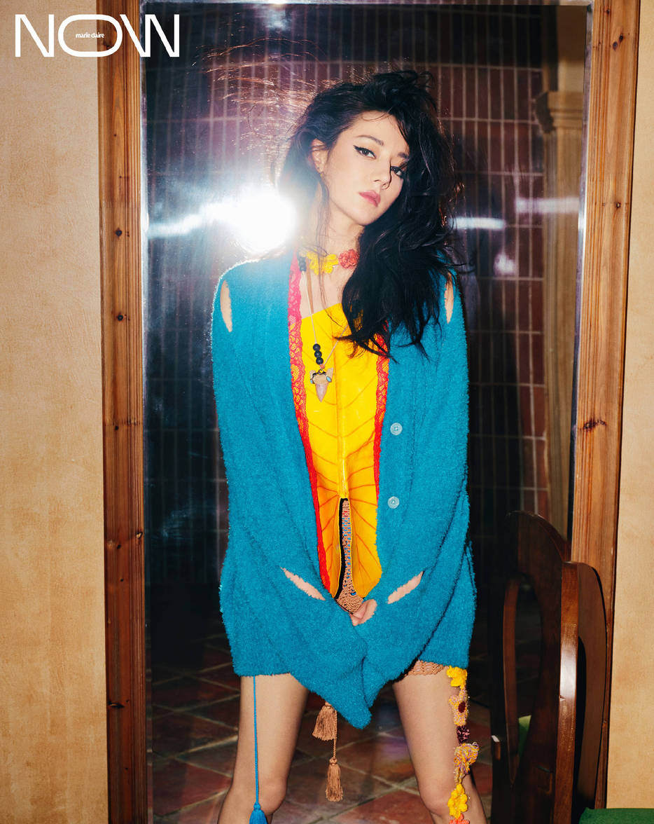 迪丽热巴穿碎花吊带裙秀美背 烟熏妆复古魅惑