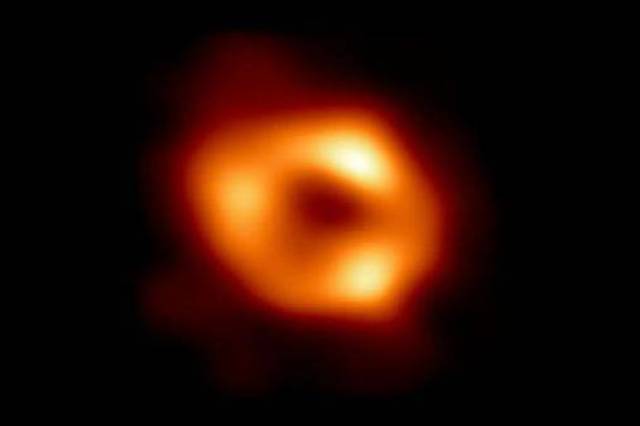 天文学家公布银河系中心黑洞的首张照片
