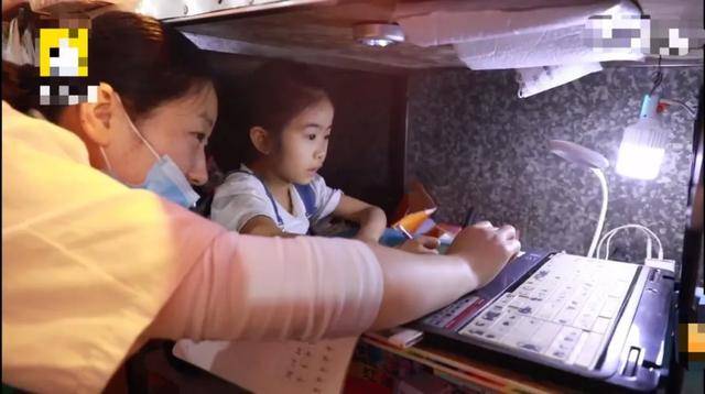 上网课小女孩 7b9b67895fc6487d803254042cdcb6c0.jpeg