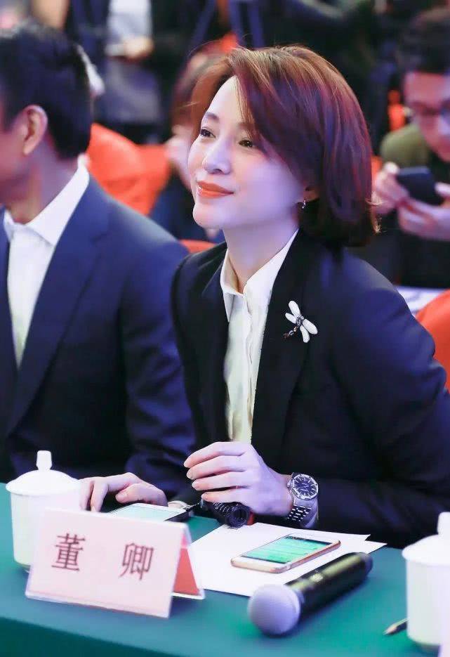 原创董卿出席红毯,招牌卷发配蕾丝连衣裙气质优雅,不愧"国宝美人"