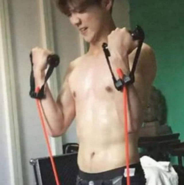 有种"整容"叫鹿晗秀腹肌,昔日娘炮形象全无,秒变欧美铁血硬汉