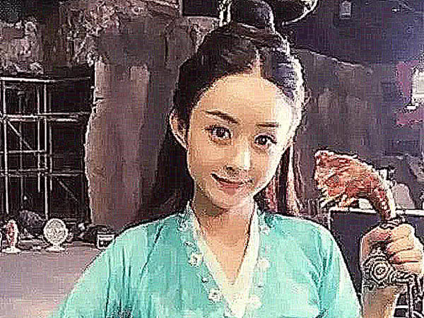 明星片场休息时在干嘛？刘诗诗自拍，杨颖玩游