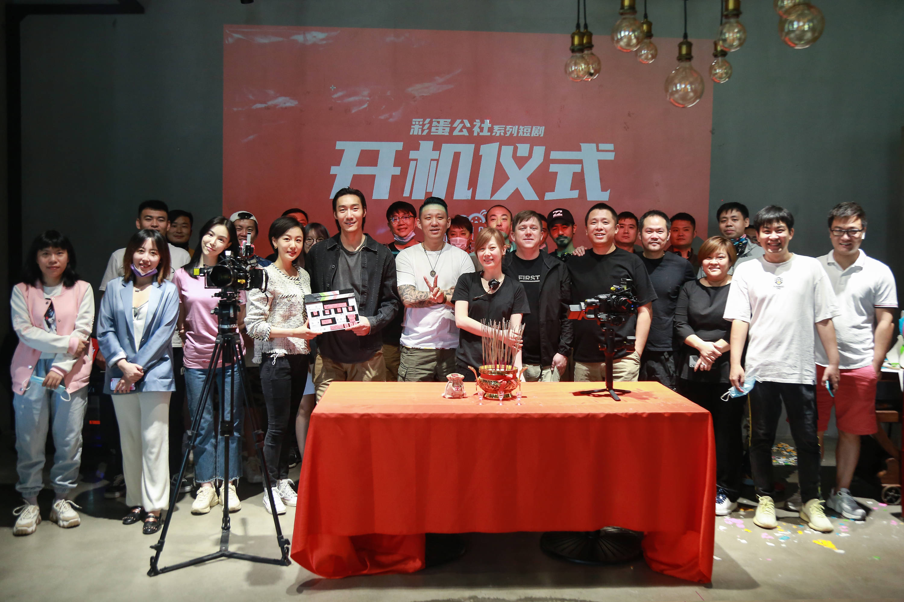 短剧开机仪式图片揭秘，短剧开机仪式图片揭秘，幕后瞬间大揭露