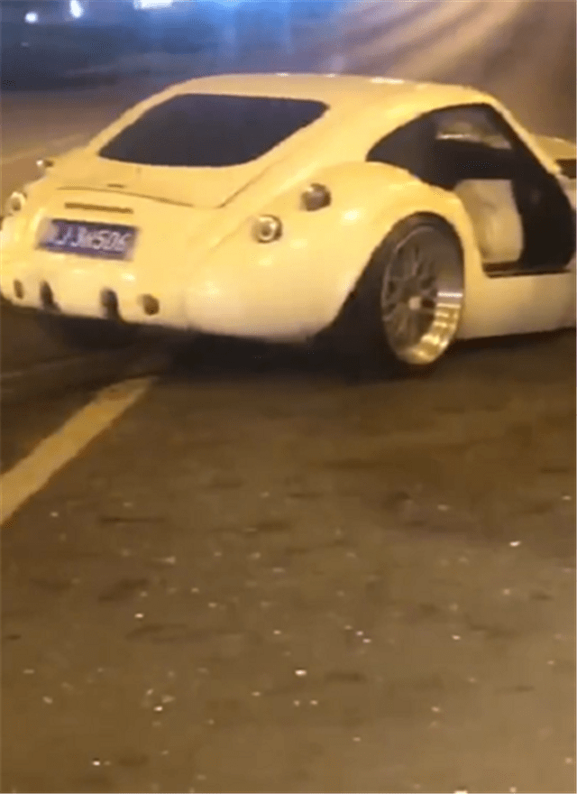原来,又发生了一起豪车事故。这次是魏茨曼GT。车损6位数,撞一个少一个