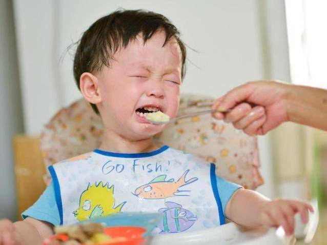 【反应】宝妈的反应很迅速，医生：书没白读3岁女儿被鱼刺卡住喉咙