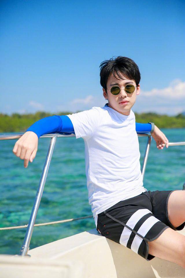 男生穿极简白T+卫裤朴实无华，毫无星二代风范郭麒麟独自走机场