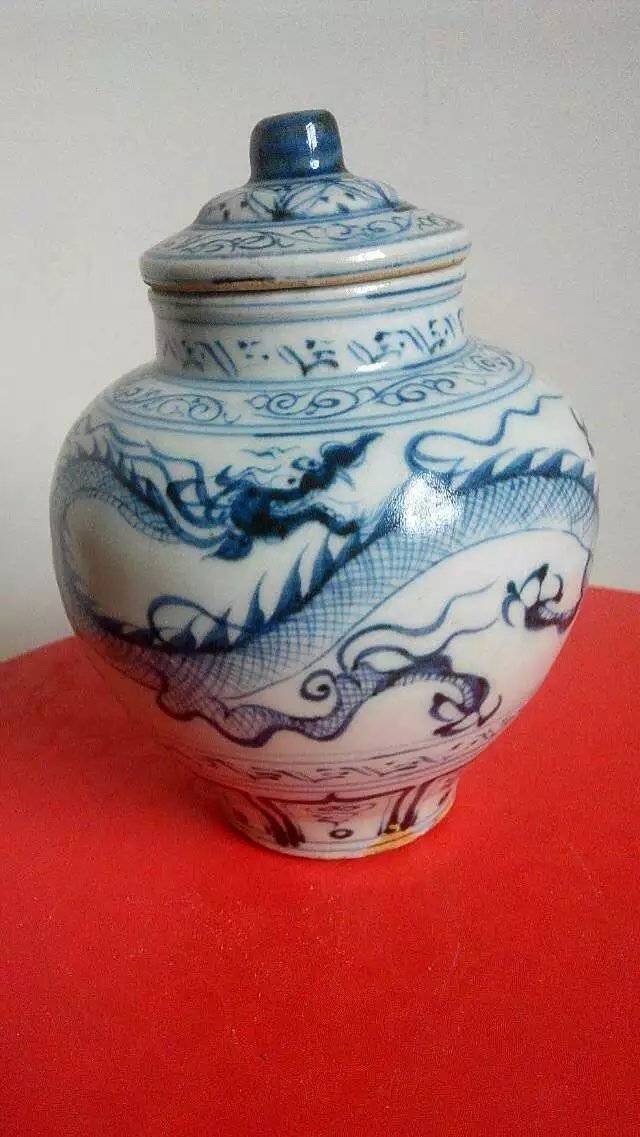 图6,这是一口元代青花回头龙纹盖罐,龙呈三爪,龙身如蛇,非常凶猛,青花