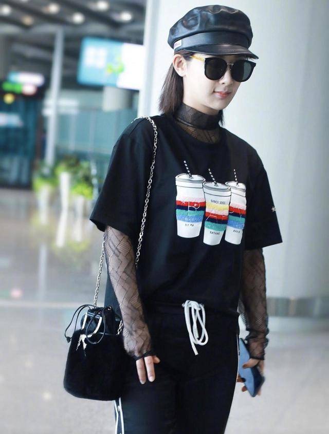 杨紫机场玩"叠穿"穿黑t恤配印花内衬,茶色墨镜时髦爆了 蓝迪教你穿.
