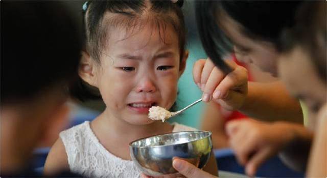 【反应】宝妈的反应很迅速，医生：书没白读3岁女儿被鱼刺卡住喉咙
