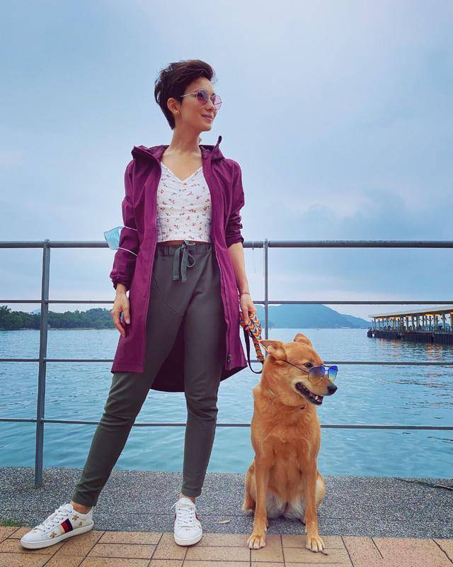 女生女人味十足短发也挡不住卢靖姗的美！巨型耳饰+露脐装走机场