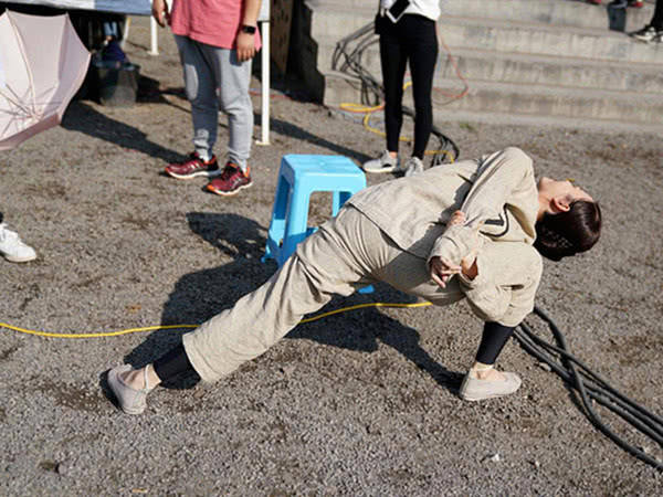 明星片场休息时在干嘛？刘诗诗自拍，杨颖玩游