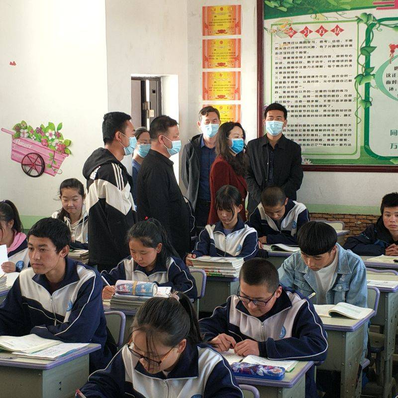 崆峒区政府副区长海英调研大秦乡学区教育教学工作