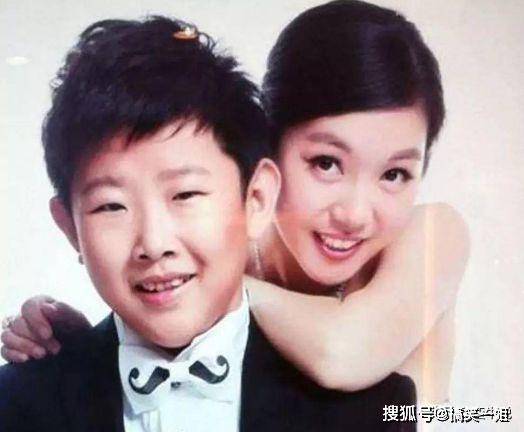 『妻子』三十五岁还像个孩子，和妻子站一块如同“母子”他是张一山同学九岁停止发育