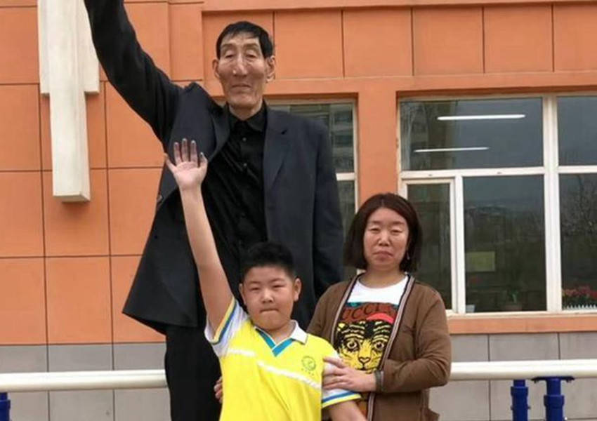身高■如今娃长这样还记得中国第一巨人吗？婚后不顾医生反对生下儿子