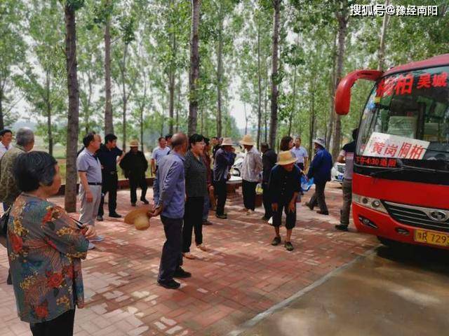 桐柏县黄岗镇组织"四集中"人员到幸福大院,敬老院实地