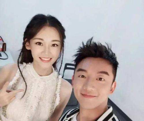 甜蜜撒狗粮！郑恺苗苗机场牵手，要学赵丽颖冯