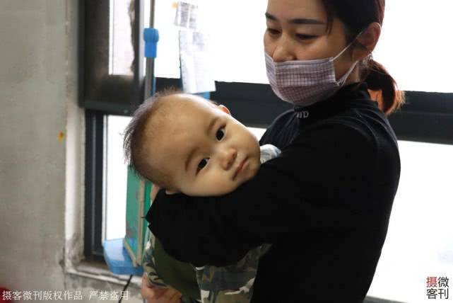 【白发】年轻妈妈剃成光头1岁半宝宝患重病父亲愁出白发