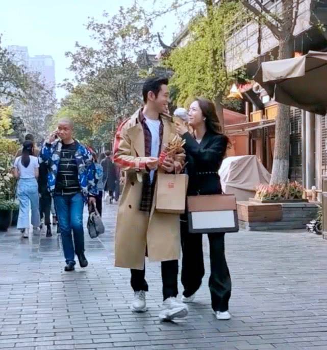Baby接受杂志专访不提黄晓明，自曝哄睡小海绵后