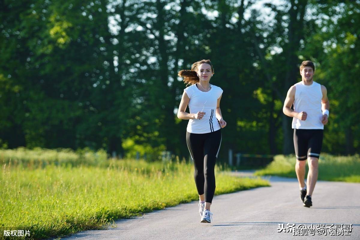 跑步可以提高身体代谢,加快细胞更新可以让跑者显得年轻有活力