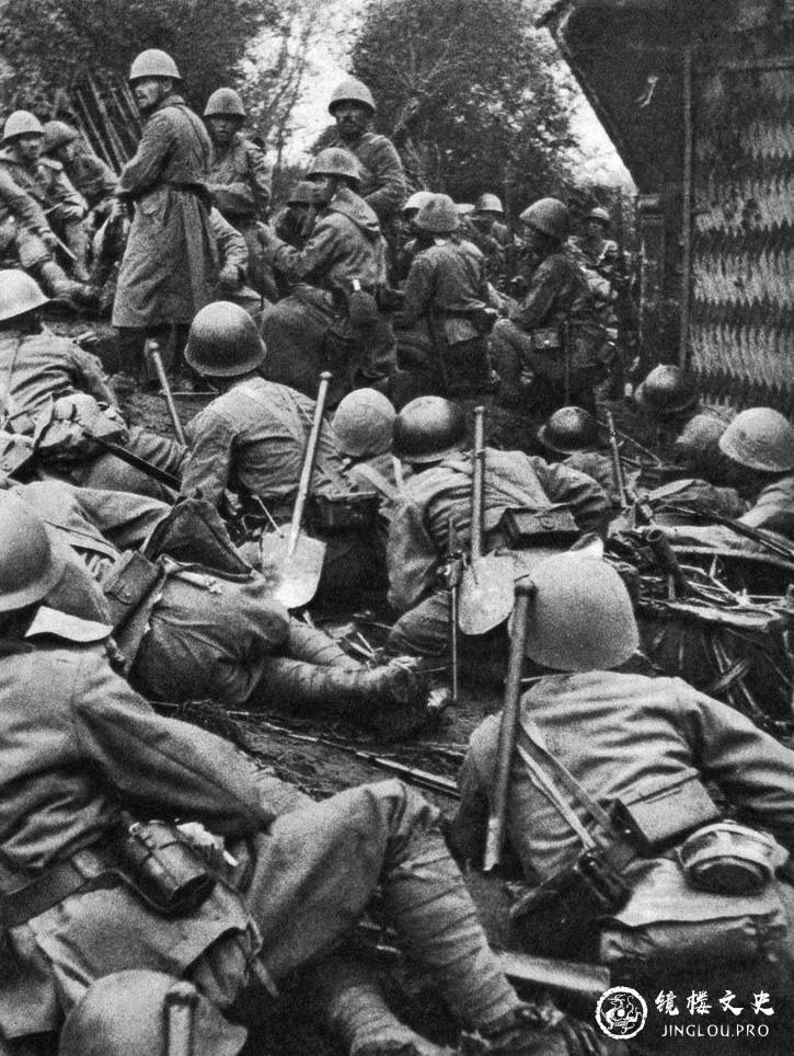 1937年10月31日,上海苏州河畔,待命渡河的日军石井部队1937年10月31