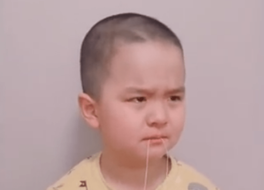 牙齿■被吓得表情狰狞，牙齿：不劳烦您，我自己下来男童用绳子拔乳牙