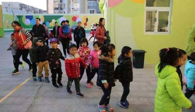 为什么日本孩子自己上下学，中国孩子却每天接送？3点原因很现实