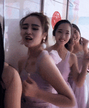 原创搞笑gif美女与自制的机器人